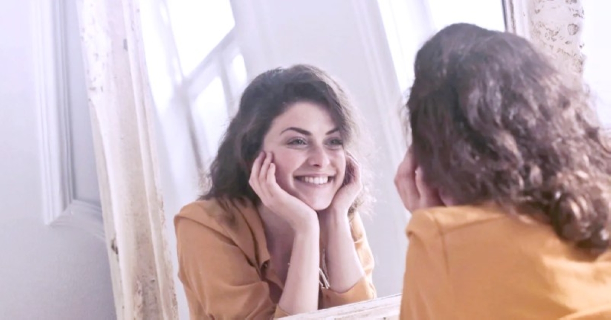فوائد النظر في المرآة بابتسامة: