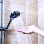 خطر الماء الساخن.. عادة شتوية تُفقدك شعرك