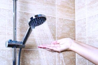 خطر الماء الساخن.. عادة شتوية تُفقدك شعرك