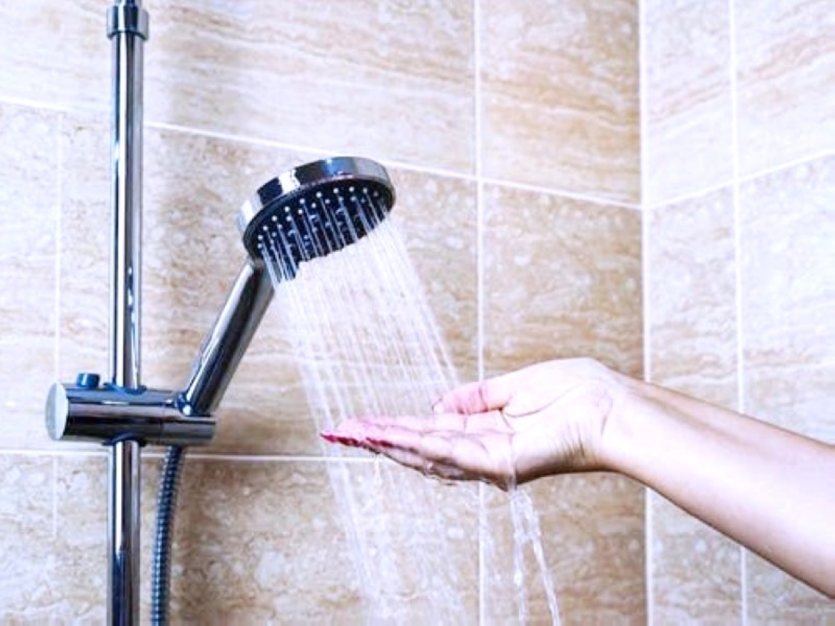 خطر الماء الساخن.. عادة شتوية تُفقدك شعرك