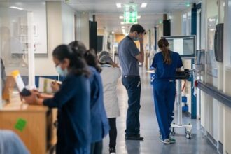 بريطانيا: موسم إنفلونزا مبكر يهدد بـ«شتاء أسوأ من الجائحة»