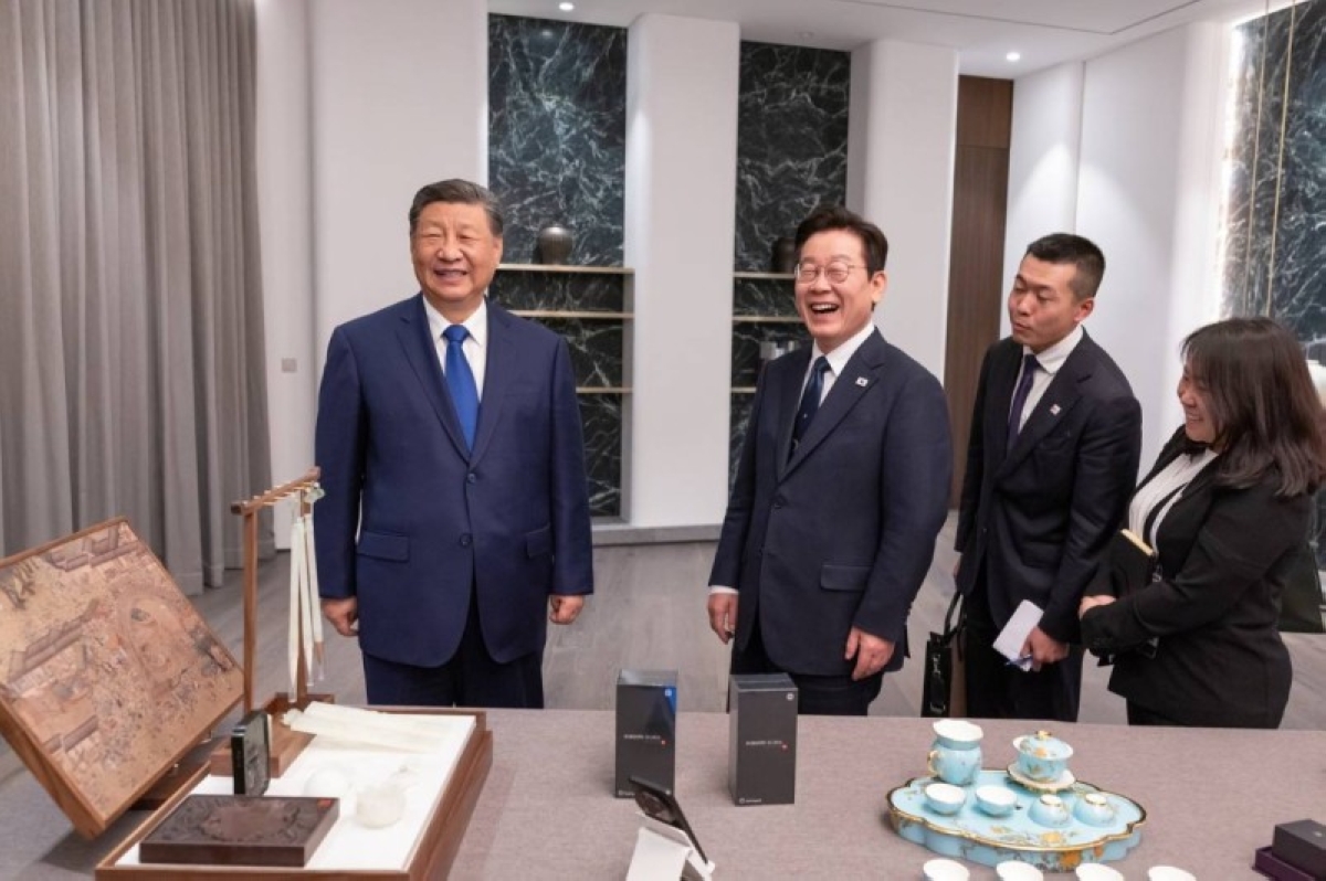 الرئيس الصيني يفاجئ نظيره الكوري الجنوبي بهدية من نوع خاص! الرئيس الصيني يفاجئ نظيره الكوري الجنوبي بهدية من نوع خاص!