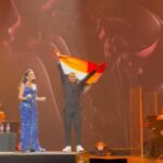 معجب يصعد المسرح ويفاجئ أنغام خلال حفلها بباريس