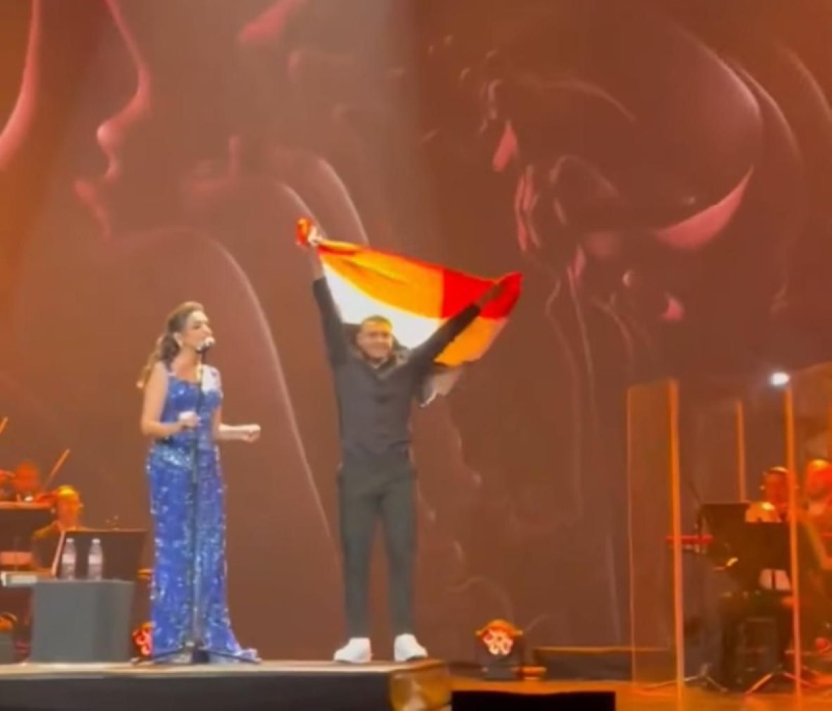 معجب يصعد المسرح ويفاجئ أنغام خلال حفلها بباريس