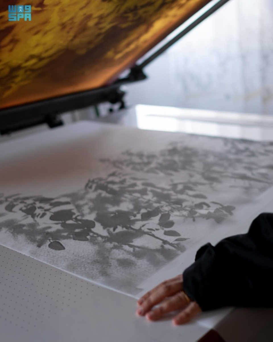 توظف تقنية الطباعة بالشاشة الحريرية.. فنانة سعودية تشارك في بينالي تايبيه