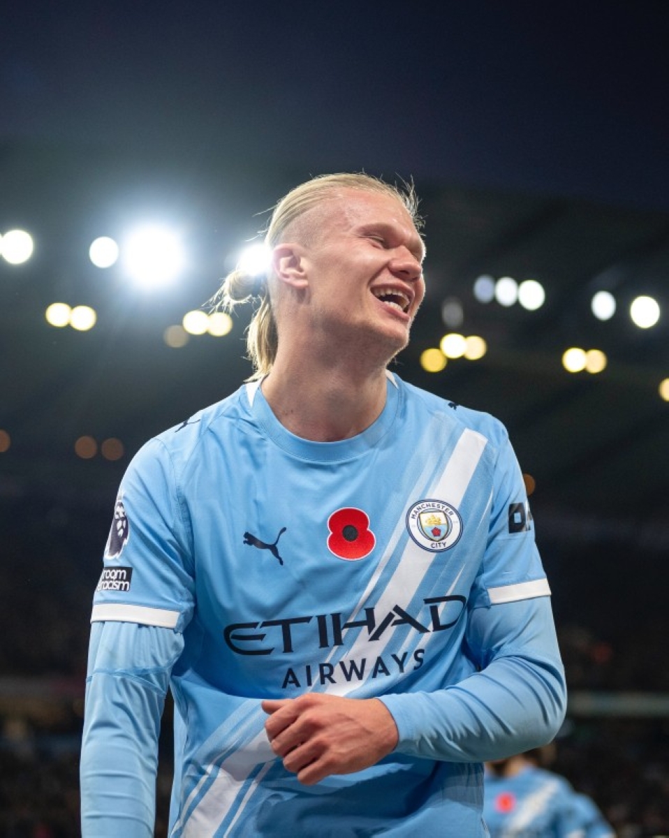 أمام حوض ثلج.. هالاند يحتفل بجائزة أفضل لاعب أمام حوض ثلج.. هالاند يحتفل بجائزة أفضل لاعب