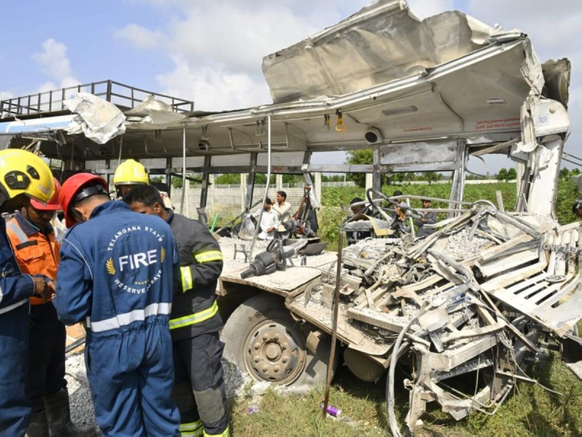 مصرع 24 شخصاً في تصادم حافلة وشاحنة في «تيلانجانا» الهندية مصرع 24 شخصاً في تصادم حافلة وشاحنة في «تيلانجانا» الهندية