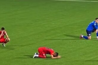 مأساة في الملعب.. مدرب يسقط ميتاً أمام لاعبيه