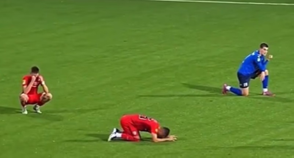 مأساة في الملعب.. مدرب يسقط ميتاً أمام لاعبيه