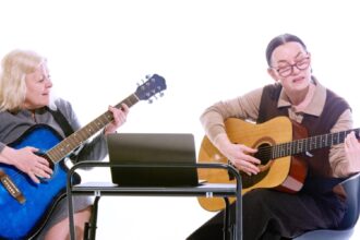 الموسيقى تقلل خطر الخرف لدى السبعينيين   