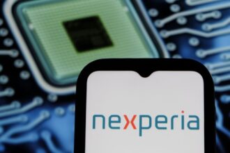 الصين تتهم هولندا بإطالة أمد حرب الرقائق التي تهدد بإيقاف مصانع السيارات