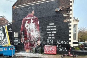 «وداعاً أيها الفأر»… جماهير ليفربول تشوّه جدارية أرنولد