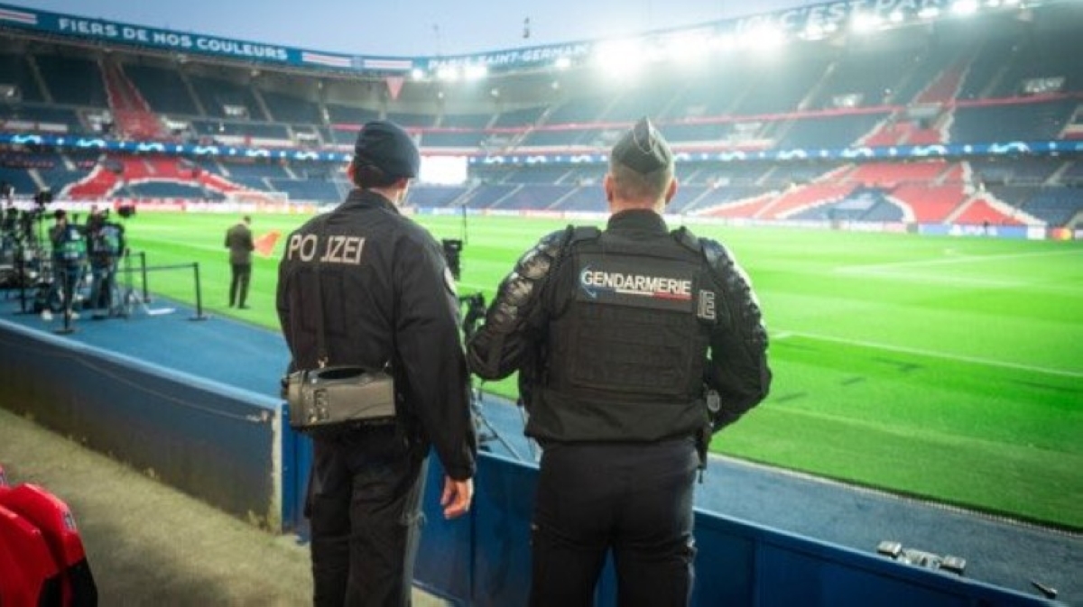 فضيحة في باريس.. بايرن ميونيخ يتهم الشرطة الفرنسية بإهانة جماهيره فضيحة في باريس.. بايرن ميونيخ يتهم الشرطة الفرنسية بإهانة جماهيره