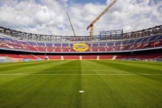 احتجاجات تهدد عودة برشلونة إلى ملعبه