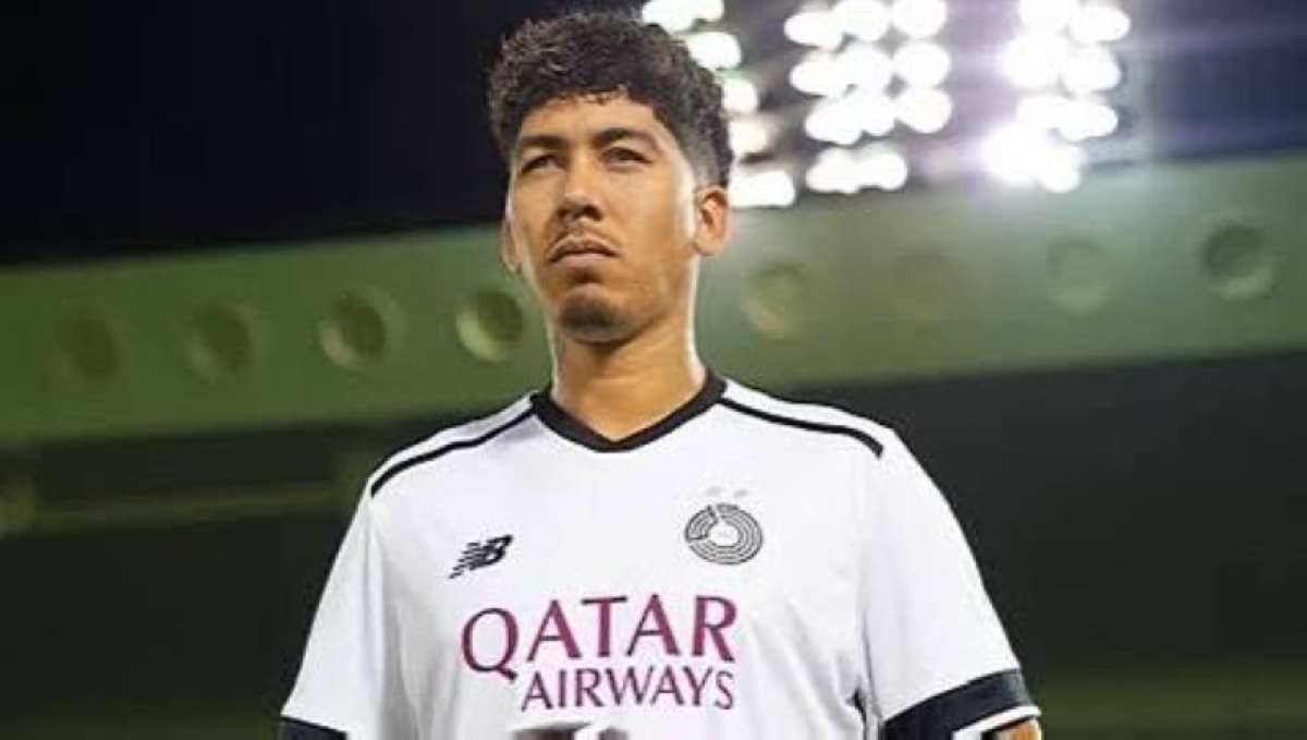 فيرمينو يودّع زملاءه في الأهلي بعد مواجهة السد فيرمينو يودّع زملاءه في الأهلي بعد مواجهة السد