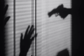 «وكيل لاعبين» يرفع السلاح في وجه لاعب دولي شاب!