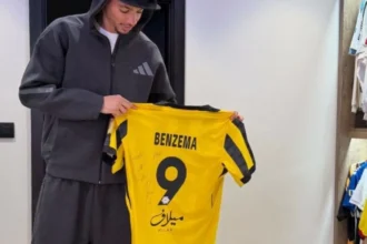 مهاجم ليفربول يتلقى «هدية اتحادية» من بنزيما