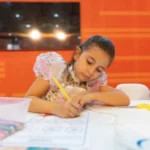 حين يلمس الأطفال التاريخ بأطراف ألوانهم.. لوحات خالدة تنهض من صمتها في الشارقة