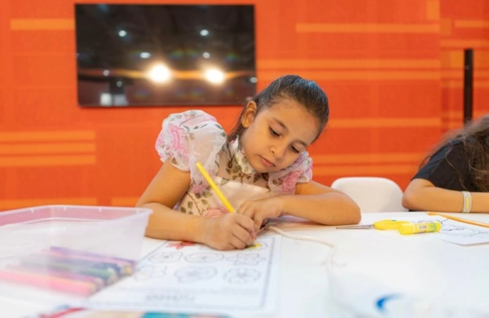 حين يلمس الأطفال التاريخ بأطراف ألوانهم.. لوحات خالدة تنهض من صمتها في الشارقة