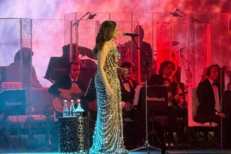 أنغام تتألق في موسم الرياض وتصف الموسيقى بأنها «طير سلام»