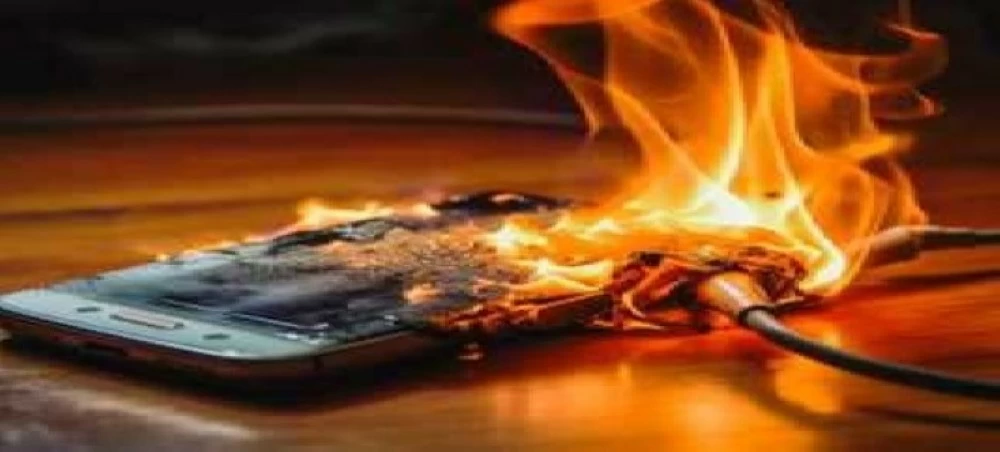 «شاحن جوال» يحرق أسرة كاملة «شاحن جوال» يحرق أسرة كاملة