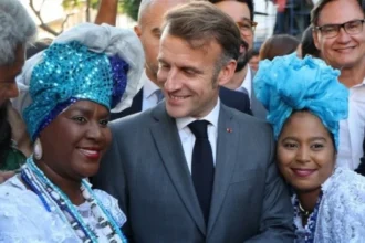 ماكرون يعانق جماهير البرازيل