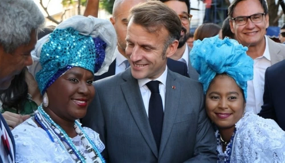 ماكرون يعانق جماهير البرازيل ماكرون يعانق جماهير البرازيل