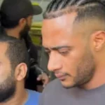 محمد رمضان ينهار في وداع والده وسط دعم الفنانين والأصدقاء