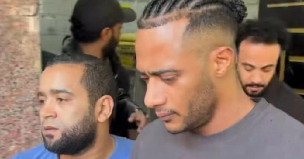 محمد رمضان ينهار في وداع والده وسط دعم الفنانين والأصدقاء محمد رمضان ينهار في وداع والده وسط دعم الفنانين والأصدقاء