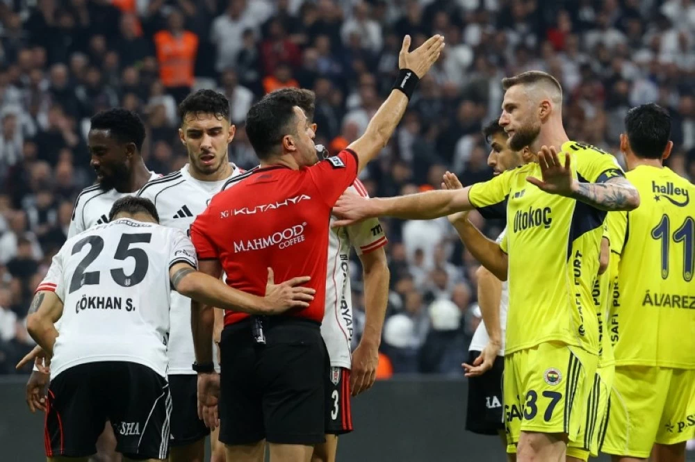 فضيحة.. اعتقال 17 حكماً ورئيس نادٍ فضيحة.. اعتقال 17 حكماً ورئيس نادٍ