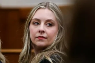 كيف حصلت معلمة على 10 ملايين دولار بسبب طالب؟