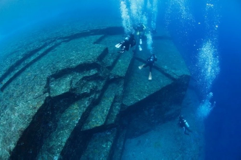 لغز المحيط الهادئ.. هرم بحري عملاق في اليابان يتحدى أهرامات الجيزة لغز المحيط الهادئ.. هرم بحري عملاق في اليابان يتحدى أهرامات الجيزة