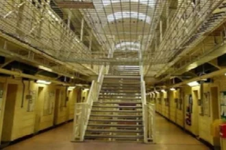 سجناء ينتقمون من قاتل طفلة ويقتلونه داخل السجن