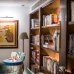 حين تتحدث اللوحات.. لا يعود المكان عادياً