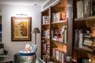 حين تتحدث اللوحات.. لا يعود المكان عادياً