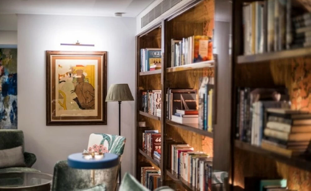 حين تتحدث اللوحات.. لا يعود المكان عادياً حين تتحدث اللوحات.. لا يعود المكان عادياً