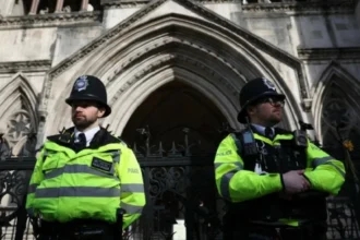 الشرطة البريطانية تعتقل ضباطها المتخفين ظناً أنهم مجرمون!