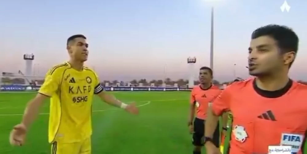 ماذا دار بين رونالدو والحكم عبدالله الشهري؟