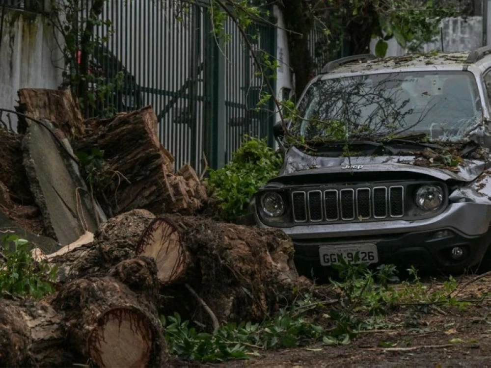 مصرع 6 وإصابة 400 آخرين في إعصار ضرب جنوبي البرازيل مصرع 6 وإصابة 400 آخرين في إعصار ضرب جنوبي البرازيل