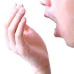 تحذير: رائحة الفم صباحاً قد تهدد صحتك