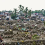 فيديو: لحظات تحبس الأنفاس.. فتاة تقاوم الفيضان في الفلبين