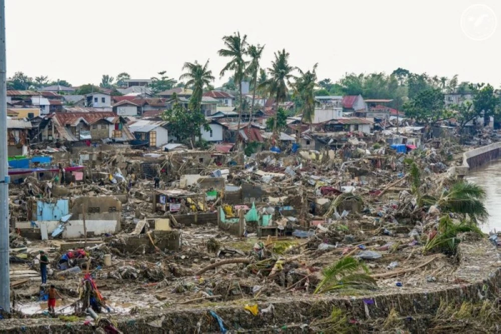 فيديو: لحظات تحبس الأنفاس.. فتاة تقاوم الفيضان في الفلبين فيديو: لحظات تحبس الأنفاس.. فتاة تقاوم الفيضان في الفلبين