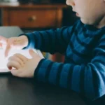 نهاية طفولة رقمية.. الدنمارك تحظر «التواصل» على الأطفال دون 15 عامًا!