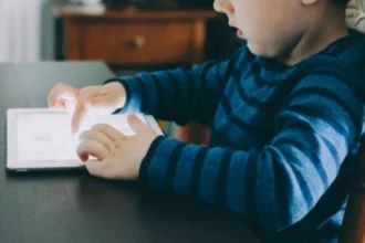 نهاية طفولة رقمية.. الدنمارك تحظر «التواصل» على الأطفال دون 15 عامًا!