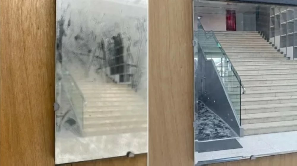 كارثة فنية في تايوان.. متطوع يمسح 40 عاماً من الفن بورق الحمّام!