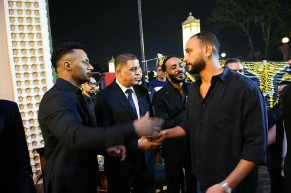 حضور كثيف من مشاهير الفن والإعلام في عزاء والد محمد رمضان