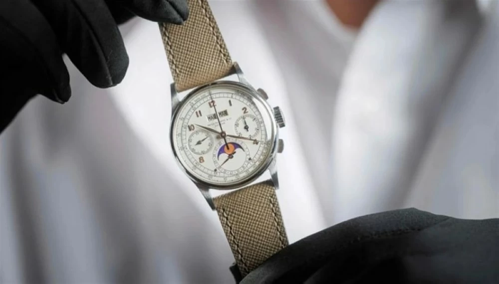 10 دقائق غيرت التاريخ.. ساعة تُباع بـ 17.6 مليون دولار في سويسرا 10 دقائق غيرت التاريخ.. ساعة تُباع بـ 17.6 مليون دولار في سويسرا