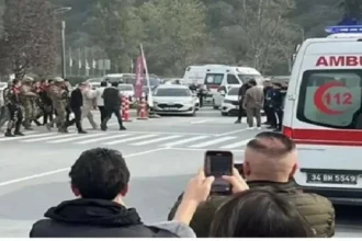 رجل مسلّح يقتحم قناة تركية مطالباً بالاعتذار لزوجته