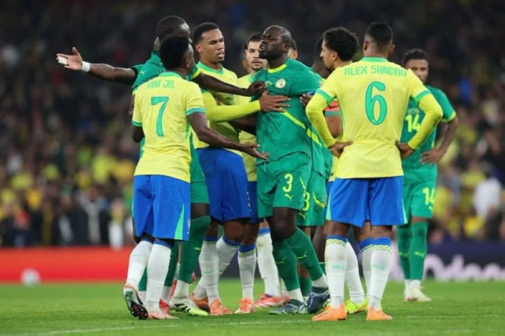 مشادة بين كوليبالي وفينيسيوس في ودّية السنغال والبرازيل مشادة بين كوليبالي وفينيسيوس في ودّية السنغال والبرازيل