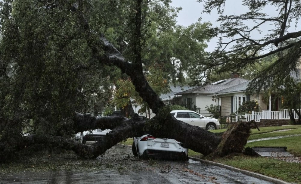 عاصفة قوية تضرب جنوبي كاليفورنيا وتزايد احتمالات الفيضانات المفاجئة
